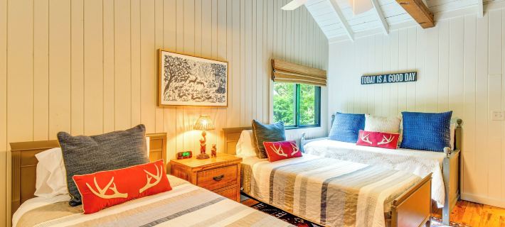 Tranquil Highlands Cottage w/ Fire Pit & Stream! Hotels in Highlands