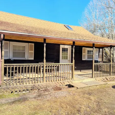 Cozy cabin in charming Kenoza Lake with WiFi, AC, pond,fire pit, lotof amenities
