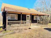 Cozy cabin in charming Kenoza Lake with WiFi, AC, pond,fire pit, lotof amenities