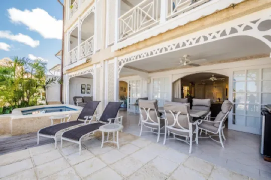 3 Bedroom Lagoon Front Apartment