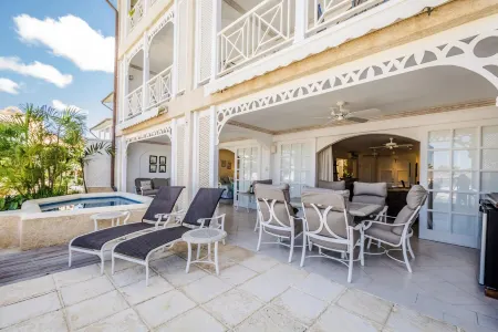 3 Bedroom Lagoon Front Apartment