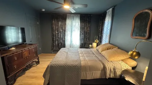 Downtown Perry Cozy 4-bedroom house with fenced backyard