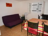 8 pers, 200m from the sea, garden, ground floor, closed private parking, independent entrance