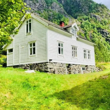 Original fjord house in its own beautiful fjord arm of the Sognefjord Отели в г. Вик