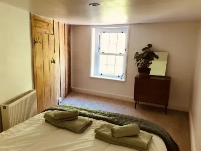 Quaint cosy Các khách sạn gần Sea Lark Studio