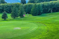 Golf, Outdoor Bar, Restaurant - The Oakwood Cabin