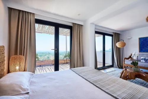 Villa with spectacular views for 12 pax