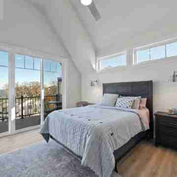 Lake Access and amazing views, 5 bedrooms within walking distance to downtown Rooms