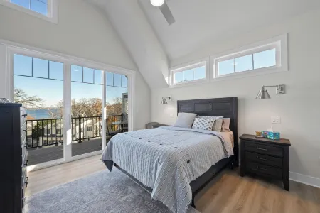 Lake Access and amazing views, 5 bedrooms within walking distance to downtown Отели в г. Фонтана-он-Дженива Лейк