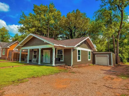 1700ft Gamers Nest 3 Bedroom 2 Bath 2 Kings 2 Queens and a Full!  Bomb Backyard!