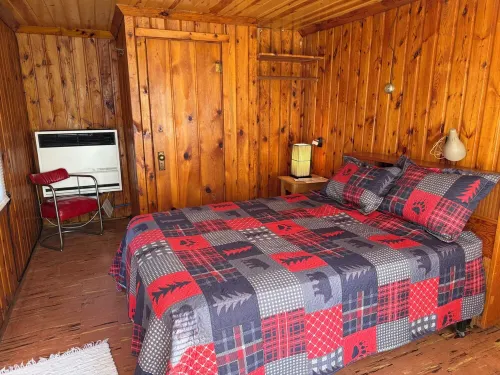 Charming Motel in Lovells 3 Bedroom 3 bath Full Kitchen feet away  AuSable River