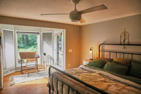 Magical Woodland Retreat in Battle Ground 6-bedroom farmhouse with fitness room