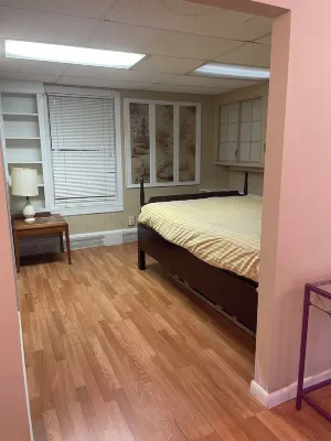 Charming double-room bedroom in a house in awesome Fairfax with fitness room, AC 옥턴 호텔