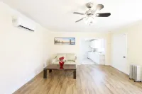 Contemporary remodeled and fully furnished Các khách sạn ở Northridge