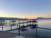 Modern Farmhouse, Lakefront Oasis Hotels in Nice