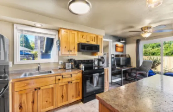 Remodeled Albany 1Bdrm, Modern, Pet Friendly Fenced Yard, Work Station, Laundry!