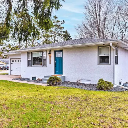 Charming Retreat w/ Deck - Walk to Lake Pepin