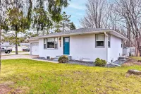 Charming Retreat w/ Deck - Walk to Lake Pepin - 3-Star