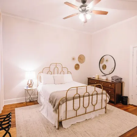 Insta-worthy 2Bd/1Ba Apt Steps from Downtown!