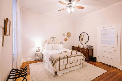 Insta-worthy 2Bd/1Ba Apt Steps from Downtown!