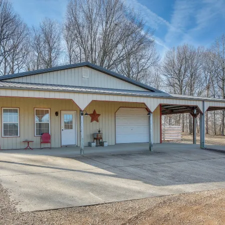 8 Mi to Kentucky Downs: Quiet Getaway w/ Patio
