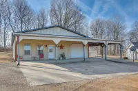 8 Mi to Kentucky Downs: Quiet Getaway w/ Patio - Homestays
