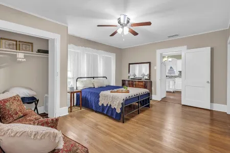 100yr home with peaceful 1940s vibe and modern amenities in historic downtown. Отели в г. Минеола