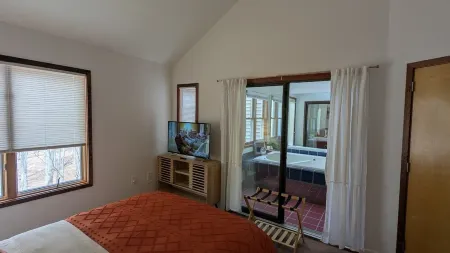 Poconos Nest & Nook: A Cozy King & Queen 2BR with a jacuzzi room facing nature