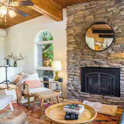 Mid-Century Beach Cabin by AvantStay Rooms
