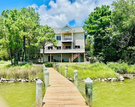 Charming Waterfront 3-bedroom house in Piney Point