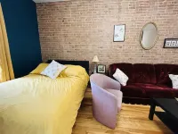 Lumineux Loft à Montreal au Coeur de la Petite Italie Hotels in Cachan