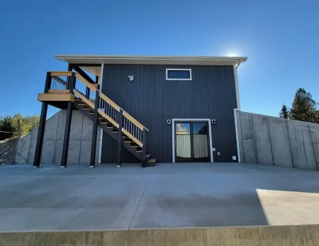 Charming 3-bedroom cabin- minutes from downtown Ennis Отели в г. Эннис