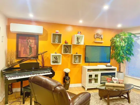 Spacious Zen Floor in Laval - Private Heated & Salt Pool, Garden & Piano