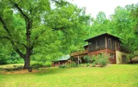 Tranquil Cardinal Hill Cabin- Perfect for Relaxation & Exploration. Pet Friendly