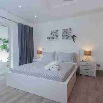 The terrace / New Apartment with Private terrace. Rooms