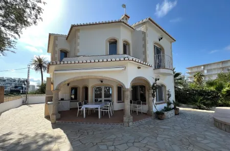 Villa on the beach with private pool - holaVivienda Inmobiliaria