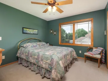 Beautiful and Large house in great location Eden Prairie Отели рядом с достопримечательностью «Парк Берч Айленд»