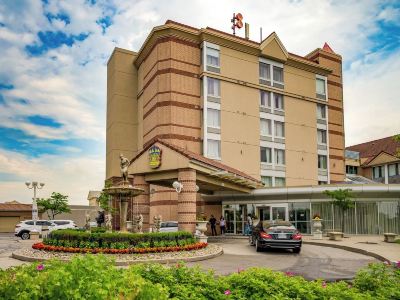 Monte Carlo Inn Airport Suites