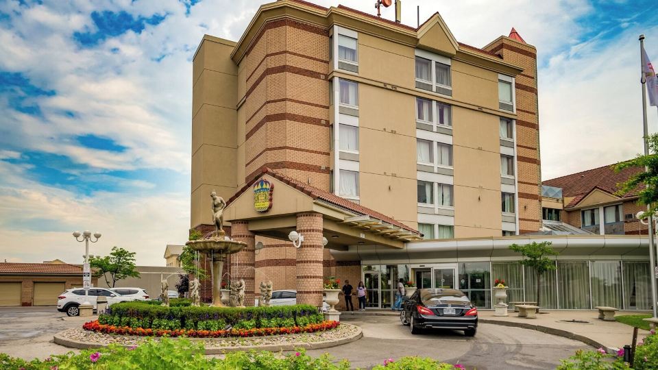 Monte Carlo Inn Airport Suites