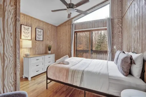 Fall Lake Hideaway – Hot Tub, Fire Pit, Game Room