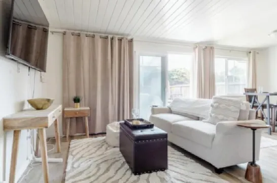 Chic 1 Bedroom Apartment w/ Comfy King Bed Hotels near Grizzly Peak