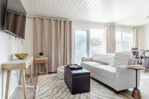 Chic 1 Bedroom Apartment w/ Comfy King Bed Hotels in Richmond