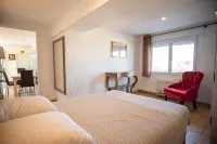 Vacation apartment with garden 5m from the water, ideal for families and water sports enthusiasts. Hotels in Giens