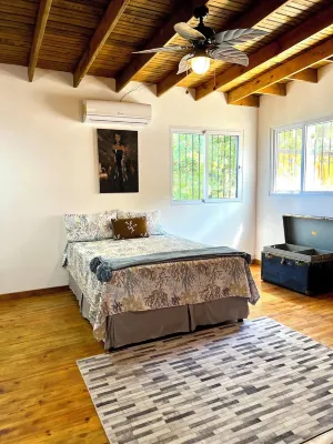 Casa De Arte, Roatan - Beachside Bliss Hotel in zona Camp Bay Beach