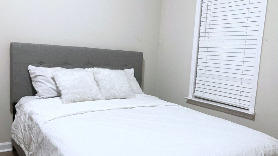 Lovely 1 Bed Room unit with Free Parking
