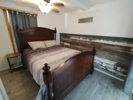 Firepit, Deck, Lake Access and Wifi,Near Haha Tonka Park, Cave and Amphitheater