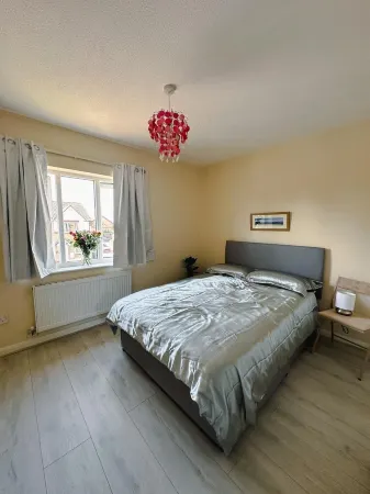 Great Home Close To The Embankment Free Parking and Self Check in!