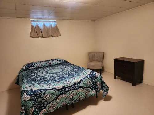 Downstairs apt, 2 beds, 3/4 bath, kitchen, washer/dryer.  Walk to restaurants.