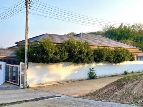 Villa with Private Pool and BBQ, 3 KM from the Beach!