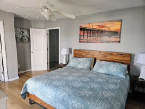 Coastal Comfort: 4-bedroom house with pool and sound access, 3 min walk to beach